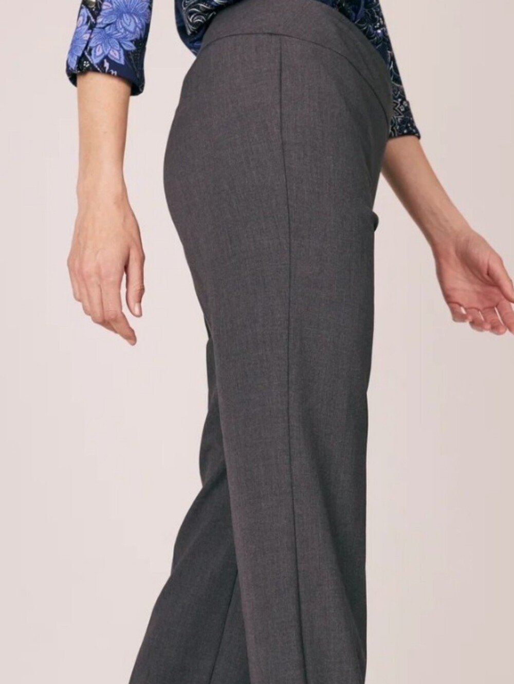 Roz & Ali Classic Fit High Waist Skinny Pull On Pant. Size 2. NWT.